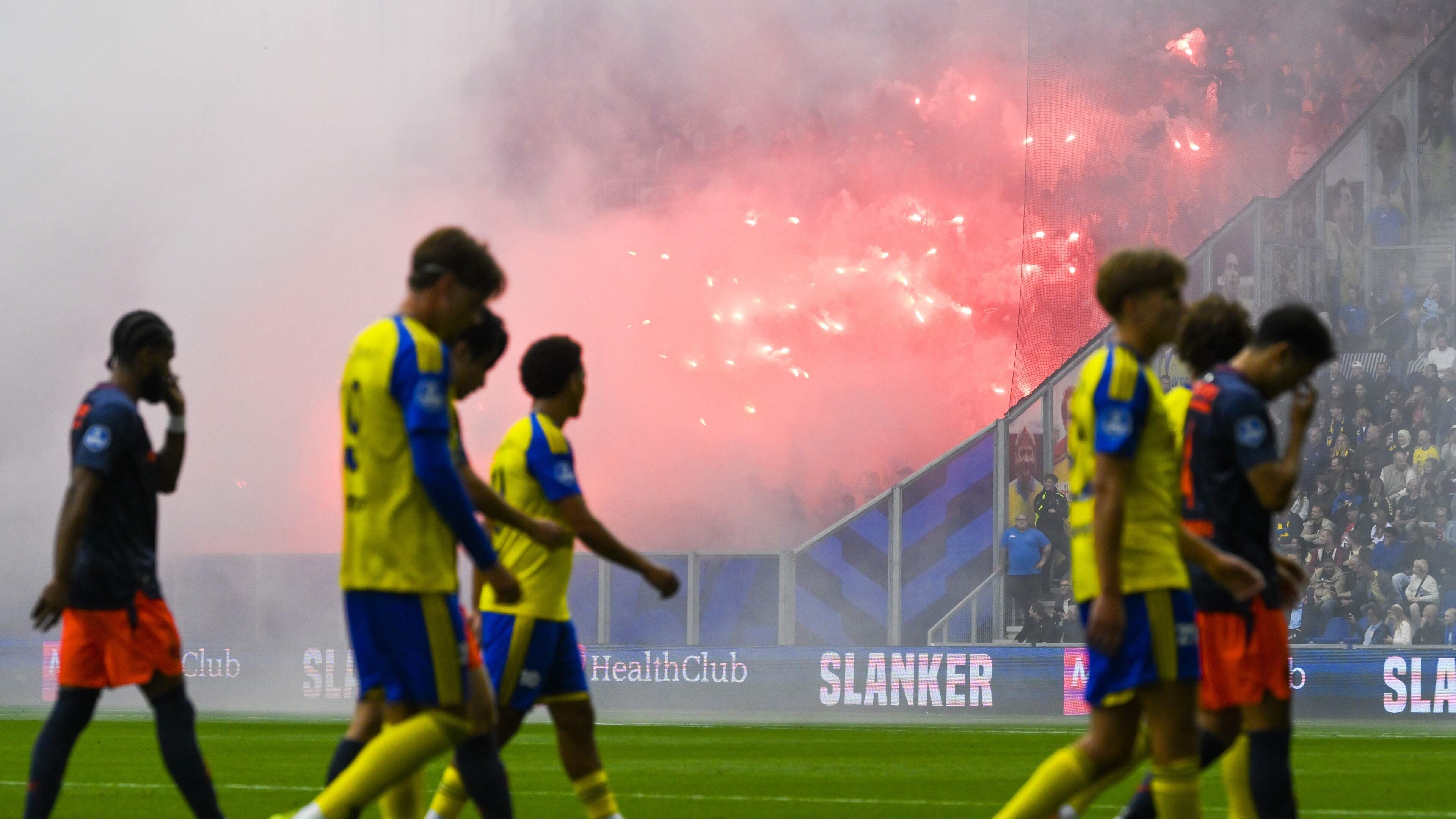 LIVE Eredivisie | Cambuur-fans gewond door vuurwerk uit uitvak, maar Feyenoord zit al bij rust op rozen